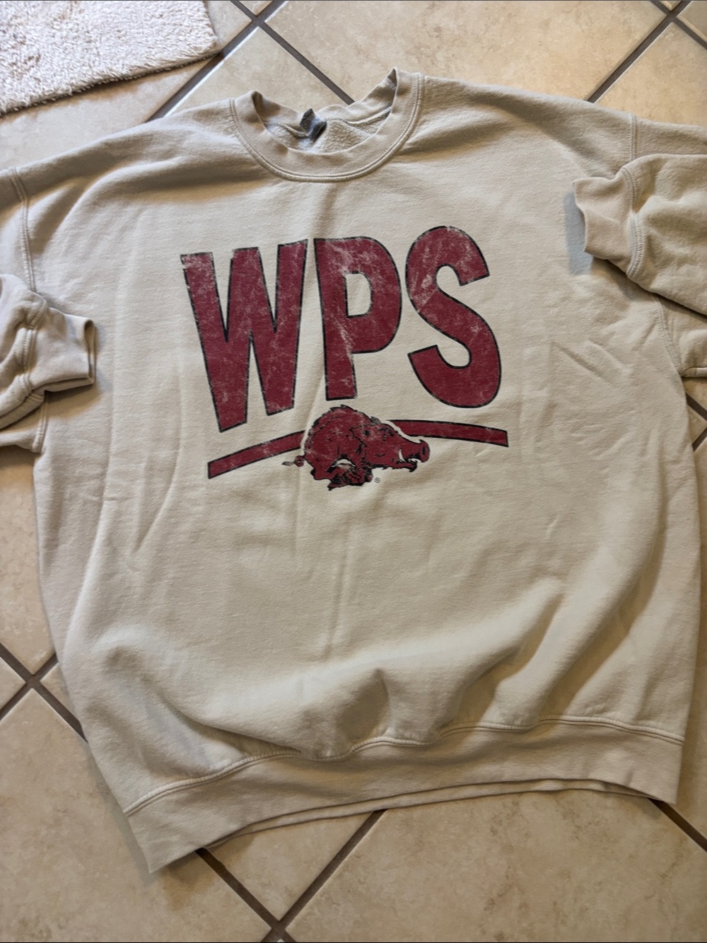 WPS university of Arkansas Crewneck Sweatshirt in Cream with Red Logo XL GILDAN